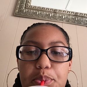 Meet your Posher, Alicia